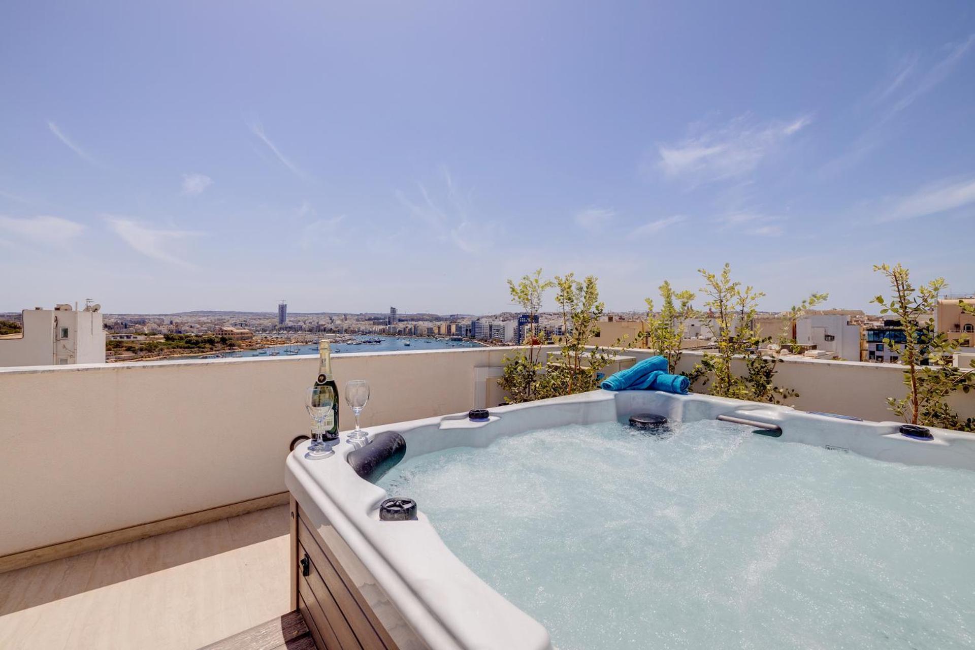 Stylish Penthouse Rooftop Hot Tub Harbour Views Appartamento Sliema